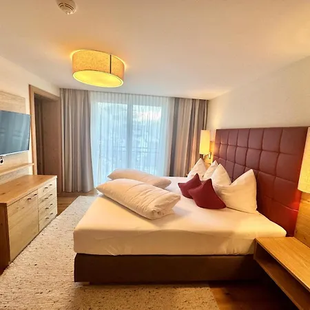 Aparthotel Zirben Luxus Mit Und Pool Direkt In Kappl *
