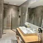 Neu Zirben Luxus Mit Und Pool Direkt In كابل